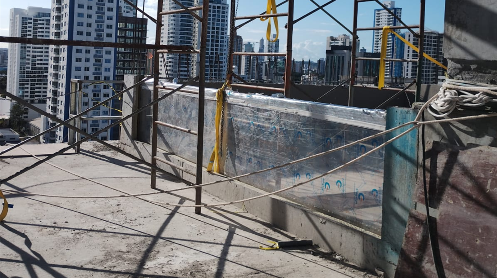 Акриловая панель толщиной 100 мм для окон наружного бассейна